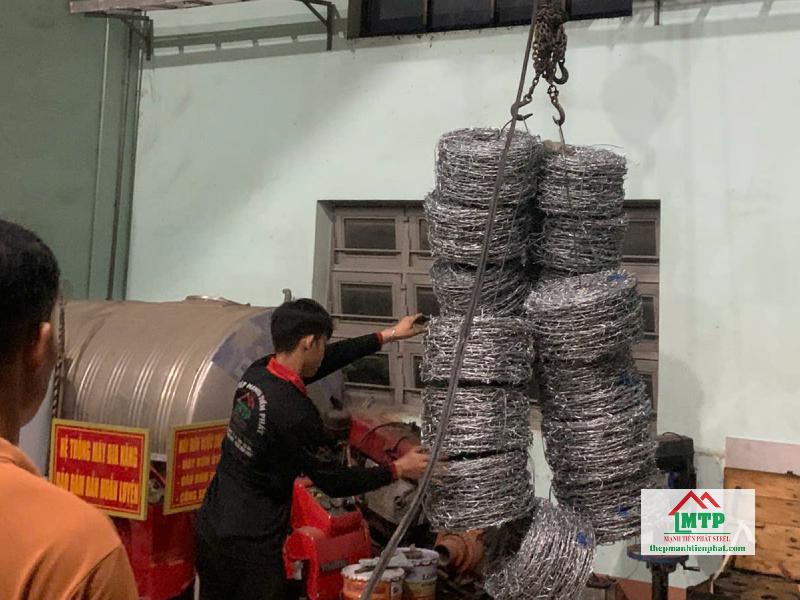Giao 50 cuộn kẽm gai cho xưởng cơ khí tại xã Tân Kiên, Bình Chánh