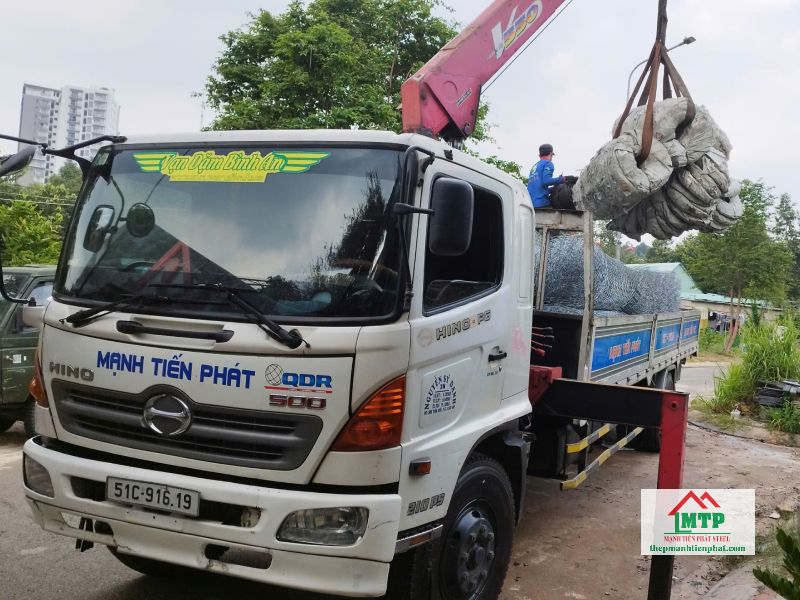 Giao Công ty Cơ Khí Đại Kim Phát (Thủ Dầu Một) 140 cuộn dây kẽm lam và 1.000m lưới B40