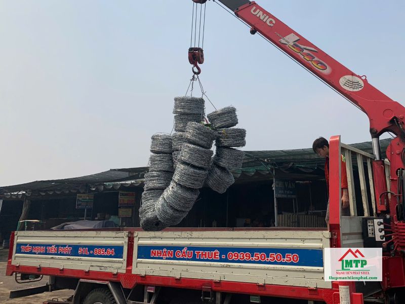 Giao 35 cuộn kẽm gai mạ kẽm cho công trình quây kho pallet tại KCN VSIP 1, Thuận An, Bình Dương