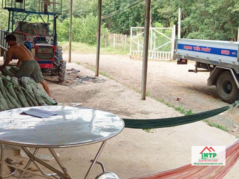 Giao 50 cuộn dây kẽm lam đến công trình quây đất dự án tại Mỹ Phước 3, Bến Cát, Bình Dương