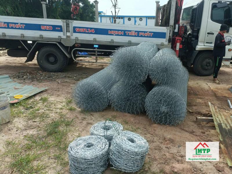 Giao lưới B40 mạ kẽm + kẽm gai cho công trình xây dựng bờ kè tại đường Bến Than, Củ Chi