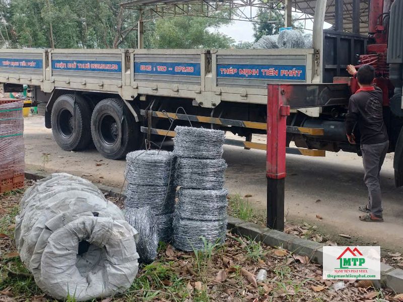 Giao 10 cuộn kẽm gai và kẽm lưỡi dao tại Nhơn Trạch – triển khai rào đất dự án chờ quy hoạch dài hạn