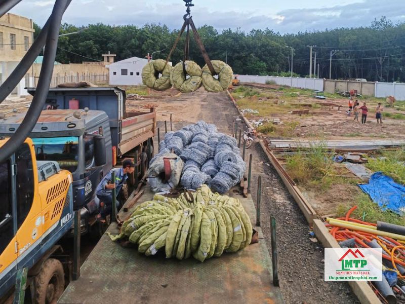 Giao 100 cuộn kẽm gai 50 cuộn kẽm lam tại KCN Biên Hòa 2 – phục vụ rào kho bãi và khu tập kết vật tư cho đơn vị logistics