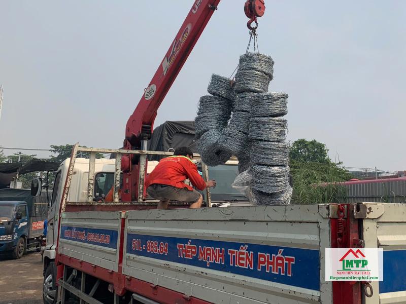 Cung cấp 48 cuộn kẽm gai lưỡi lam phi 60cm cho bãi xe tải và kho vật liệu tại Bà Điểm