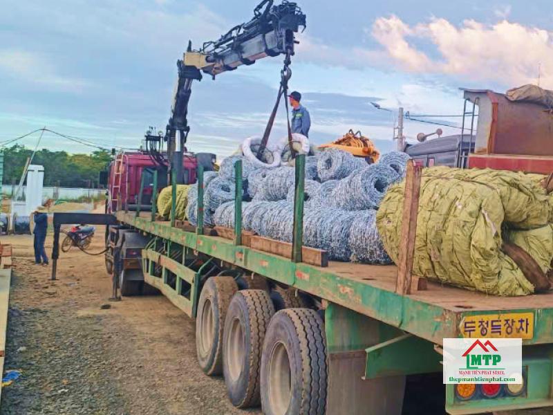 Giao 200kg kẽm gai mạ kẽm cuộn lớn cho công trình hàng rào chăn nuôi tại xã Đông Thạnh, Hóc Môn