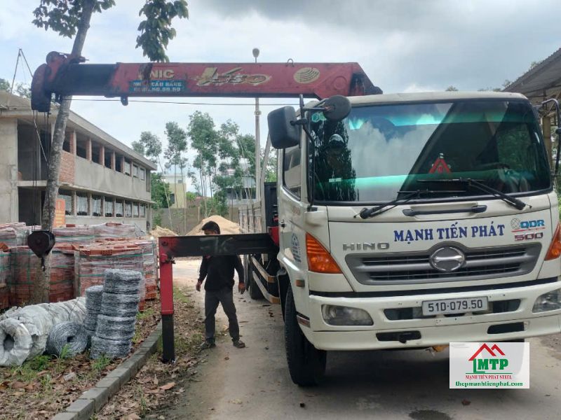 Giao 120 cuộn kẽm gai và kẽm lam về công trình rào đất dự án tại Đức Hòa, Long An