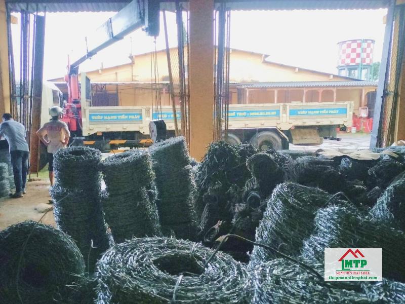 Chuẩn bị 18 cuộn kẽm gai mạ kẽm cho bãi xe gần sân bay Tân Sơn Nhất