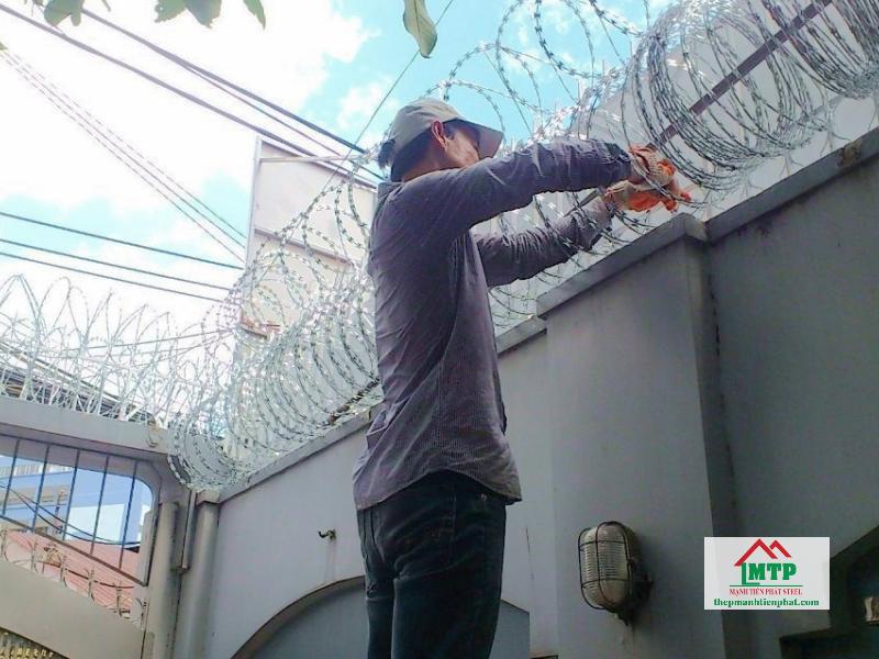 Nhà phố sát nhau tại Quận Tân Bình làm việc thi công kẽm gai gặp khó khăn