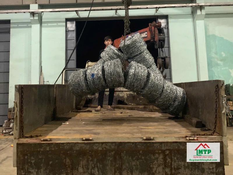 Vị trí công trình ở đường xe khó vào làm phí vận chuyển tăng nên giá dây kẽm gai tại Quận Tân Phú cũng tăng theo