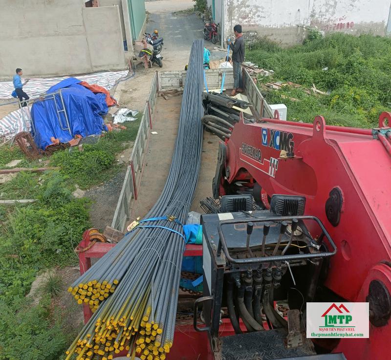 Giao sắt xây dựng Việt Nhật 12m gồm 100 cây D10, 40 cây D16, 30 cây D18, 36 cây D20 và 224kg đai tai dê D6, D8 cho khách hàng tại Dĩ An, Bình Dương