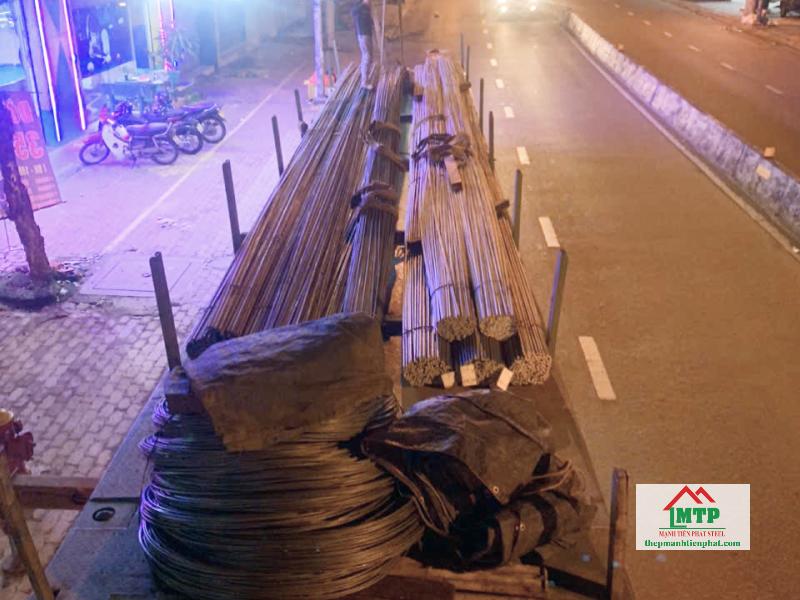 Giao 18 tấn thép Việt Nhật D25 và thép cuộn D8 đến đường Nguyễn Tri Phương, Quận 10 phục vụ thi công tòa nhà văn phòng kết hợp thương mại