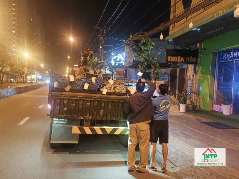 Giao 20 tấn sắt xây dựng Việt Nhật cho công trình tòa nhà văn phòng tại Quận 12, TP.HCM