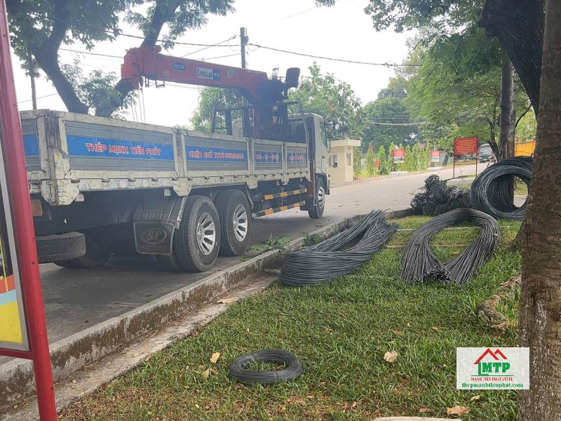 Giao sắt xây dựng Việt Nhật gồm 1 tấn thép phi 8, 248 cây thép phi 12 cho công trình nhà ở Quân đội tại Quận 12
