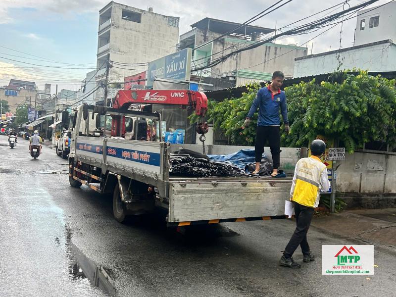 Giao 200 cây thép Việt Nhật phi 12 cho công trình nhà phố tại Quận 5