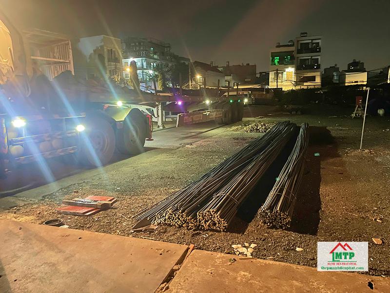Giao 25 tấn sắt xây dựng Việt Nhật gồm thép phi 12, phi 16 cho công trình xây dựng bãi xe trên đường Trần Hưng Đạo, Quận 5