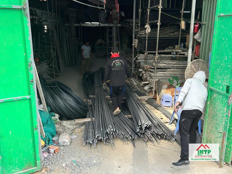 Giao thép Việt Nhật gồm 500kg thép cuộn phi 8 và 150 cây thép phi 10, phi 12 cho Công ty Xây Dựng Khang Hưng tại Quận 6