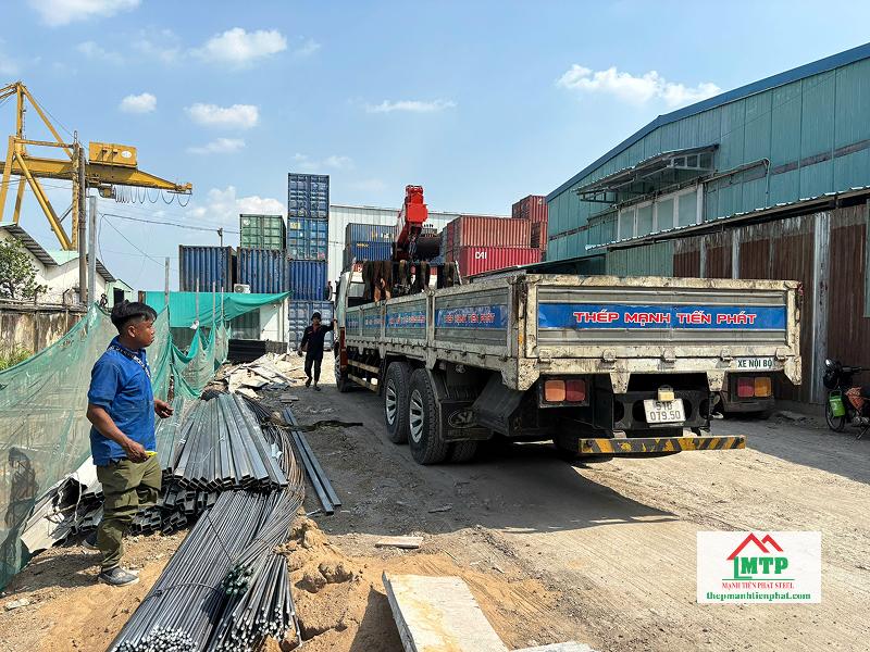 Giao 6 tấn thép Việt Nhật phi 18 và thép hộp mạ kẽm cho công trình bờ kênh tại Quận 7