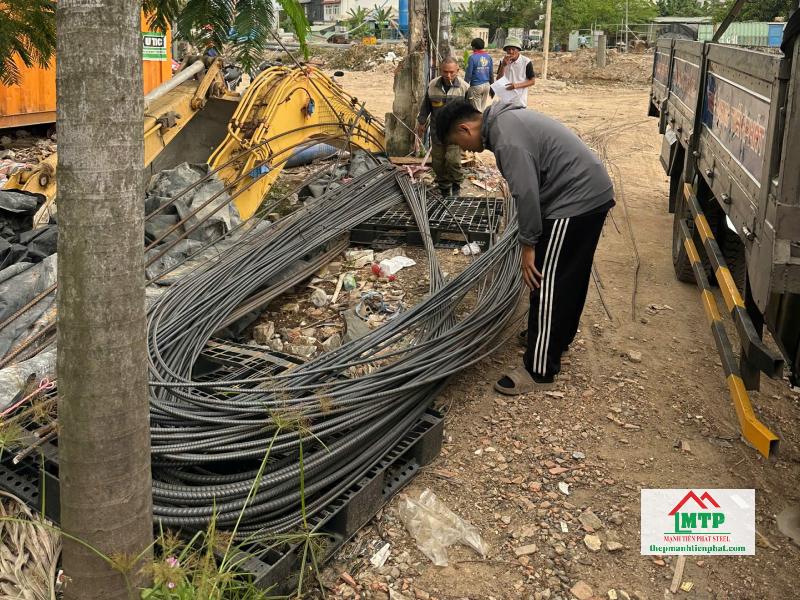 Giao thép xây dựng Hòa Phát gồm 60 cây D12 CB4, 4 cây D18 CB4 và 7 cây D20 CB4 cho công trình tại Bình Thạnh