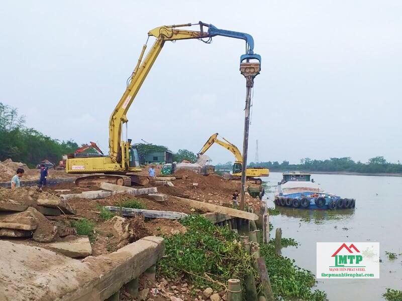 Ép cừ larsen công trình ven sông tại Long An để hạn chế sạt lở đất