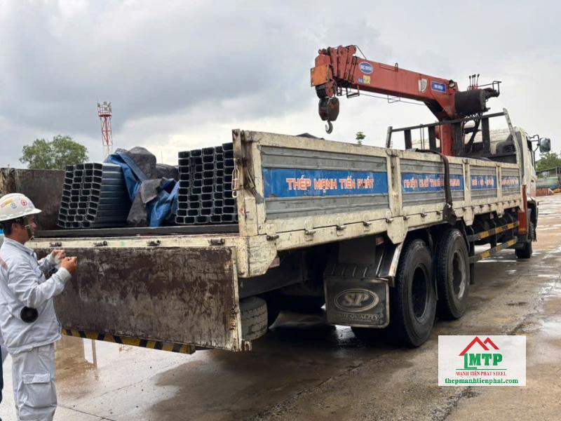 Mua xà gồ Hoa Sen tại Quận 8 chính hãng với giá tốt, có sẵn nhiều quy cách ở Đại lý Thép Mạnh Tiến Phát