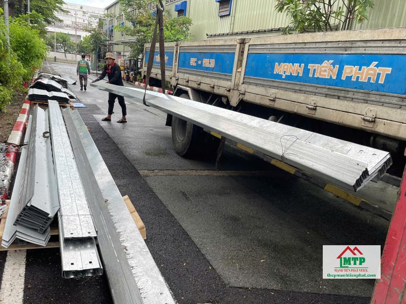 Thép Mạnh Tiến Phát giao xà gồ Hoa Sen theo tiến độ công trình tại Bình Dương, cung cấp đa dạng quy cách theo yêu cầu