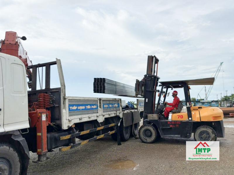 Chọn đại lý xà gồ Hoa Sen tại Bà Rịa Vũng Tàu cung cấp hàng chính hãng, đa dạng quy cách, báo giá rõ ràng, giao tận nơi theo tiến độ như Thép Mạnh Tiến Phát
