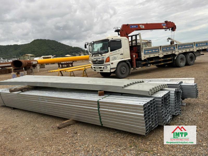 Thép Mạnh Tiến Phát là đại lý xà gồ Hoa Sen tại Tiền Giang có nguồn cung đa dạng, giao hàng linh hoạt, theo tiến độ công trình