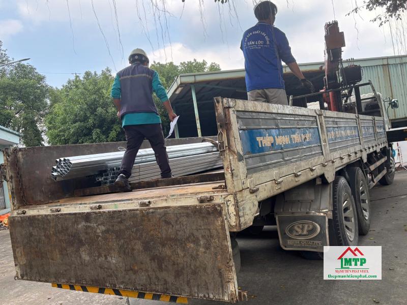 Giao 120 cây xà gồ C100x50 Hoa Sen cho công ty xử lý nước thải tại Bình Dương