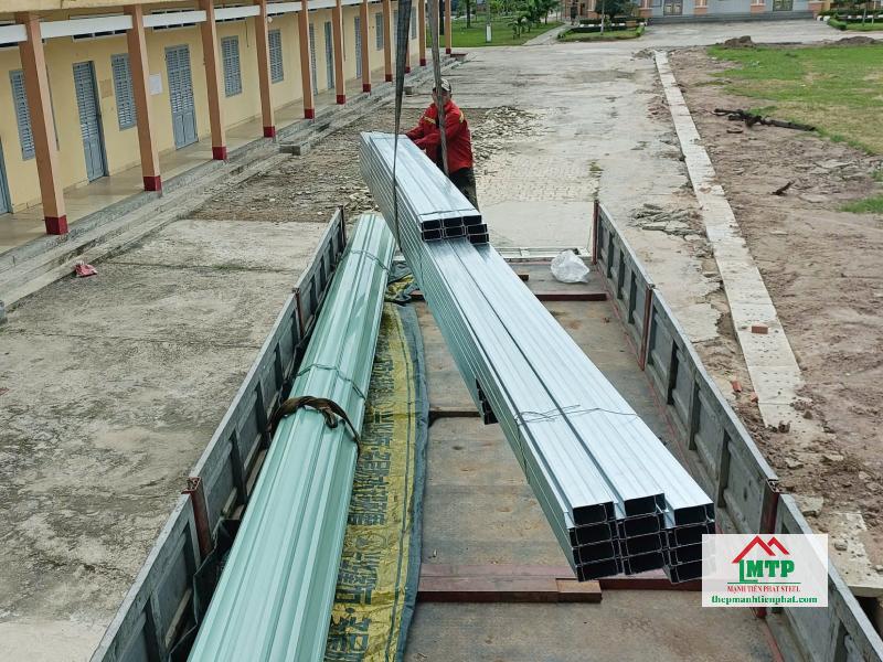 Giao 58 cây xà gồ C mạ kẽm C100x50x15x2ly và tôn cán song cho công trình xây dựng khán đài doanh trại quân đội tại Bình Hòa, Bình Dươn