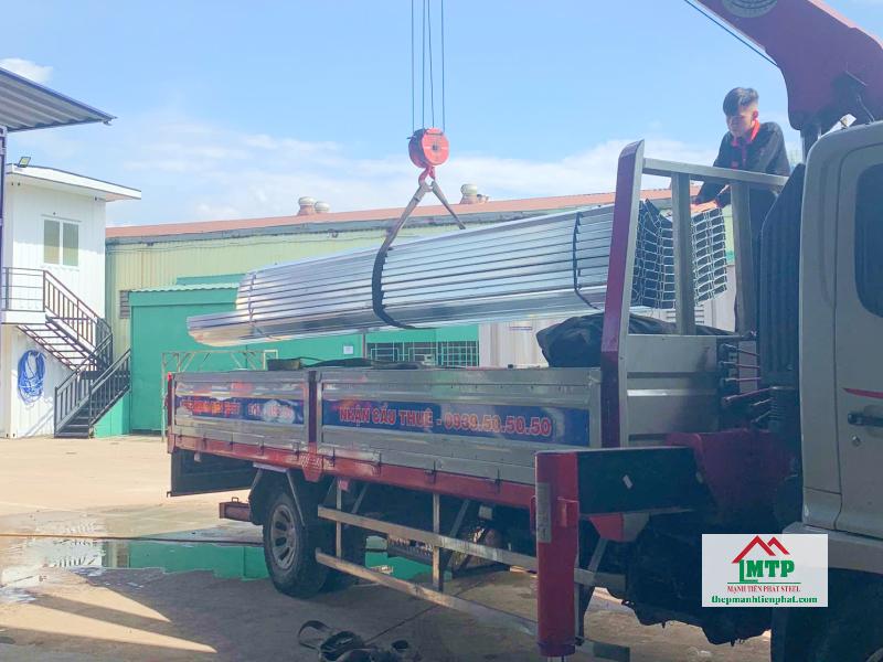 Giao 140 cây xà gồ C125x50x1.5 Hoa Sen cho công ty Happer tại Dĩ An, Bình Dương