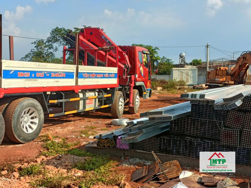 Giao xà gồ Z Hoa Sen mạ kẽm Z150x62x65x18x1.8ly số lượng 226 cây dài 7,2m, 36 cây dài 6m cùng thép hộp và thép V cho công trình xây dựng doanh trại quân đội tại Cẩm Mỹ, Đồng Nai
