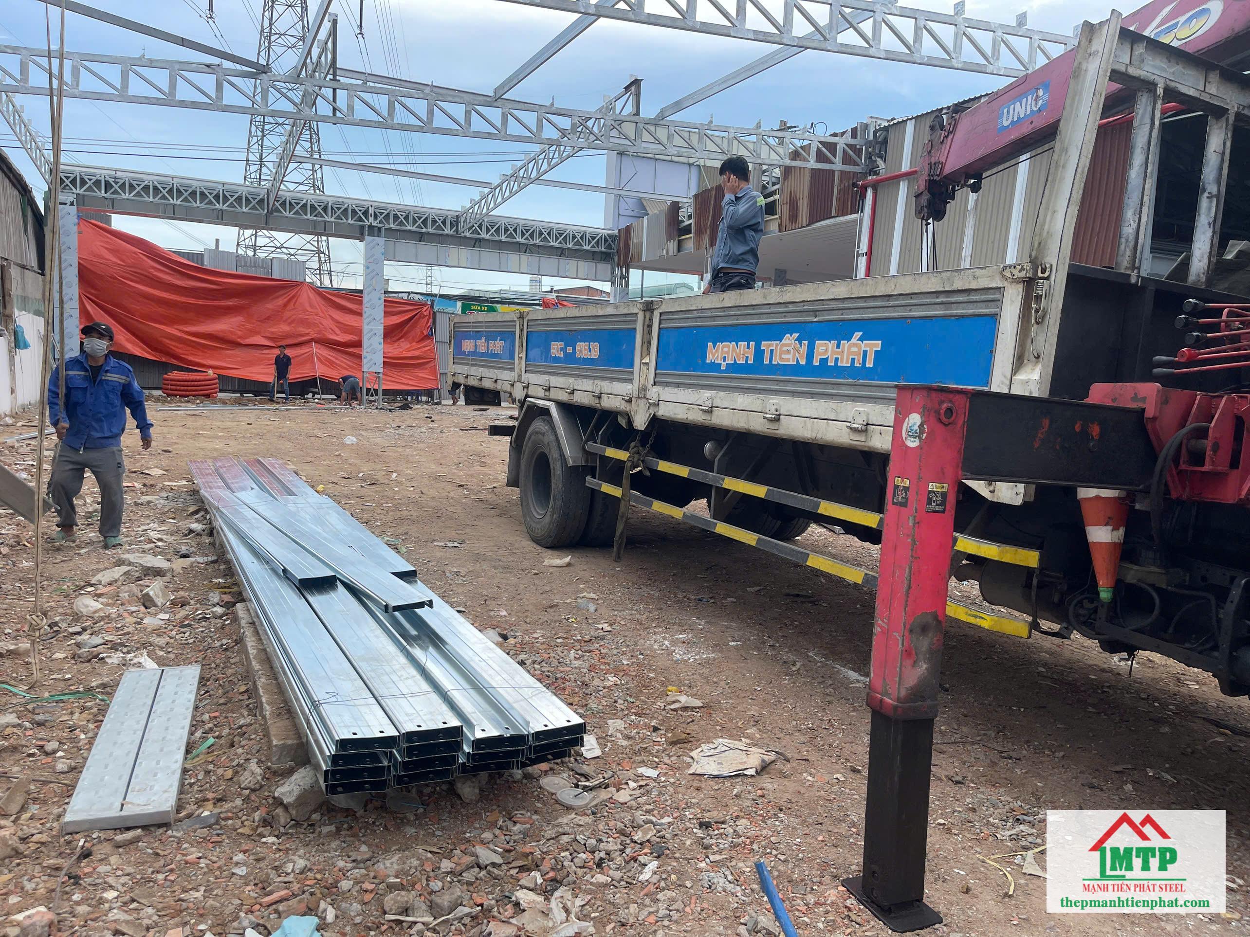 Giao 3 tấn xà gồ Hoa Sen C200x65 tại KCN Lê Minh Xuân, Bình Chánh cho công trình nhà xưởng