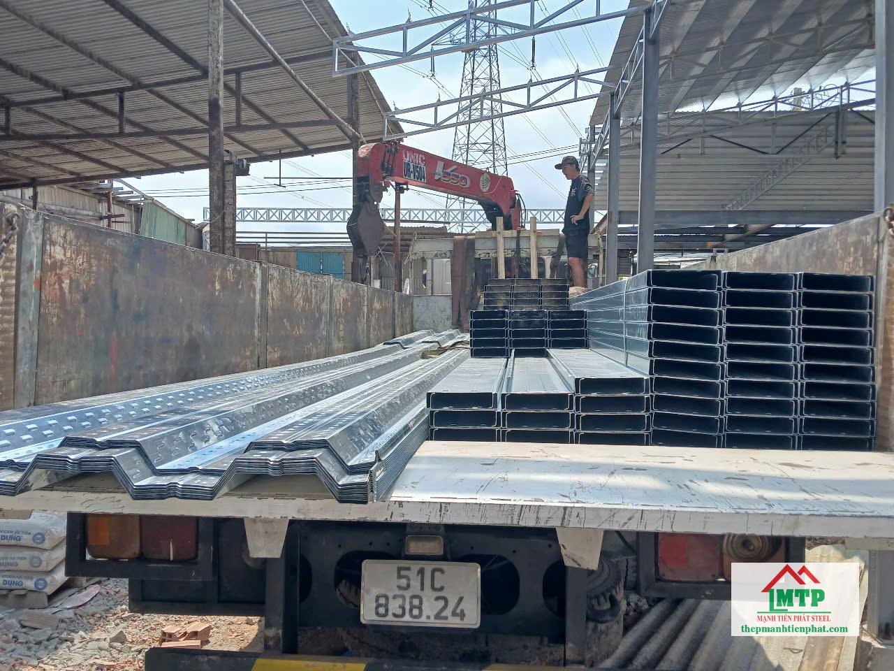 Giao 2 tấn xà gồ C180x50 và tôn sàn cho công trình nhà xưởng trên Quốc lộ 50, Bình Chánh