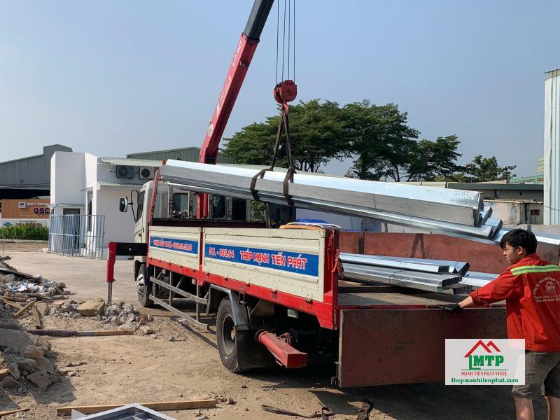 Giao 150 cây xà gồ Hoa Sen Z180x62x68 cho công trình mái che tại Quốc lộ 1A, Bình Chánh