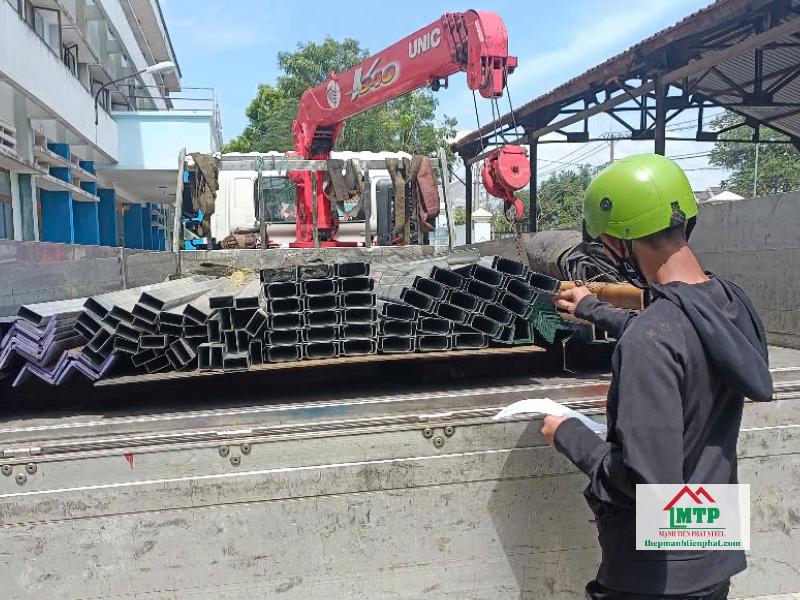 Giao 80 cây xà gồ C45x100 Hoa Sen kèm thép hộp và thép V cho công trình sửa chữa Trường THCS Tân Thạnh Đông, Củ Chi