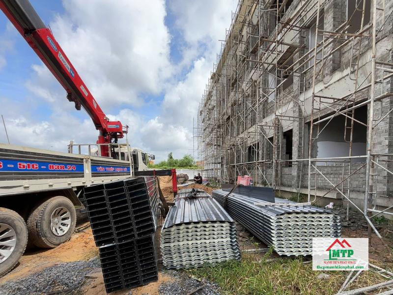 Giao 112 cây xà gồ Hoa Sen C150x50 dài 5m kèm tôn cách nhiệt cho công trình trường học tại Củ Chi