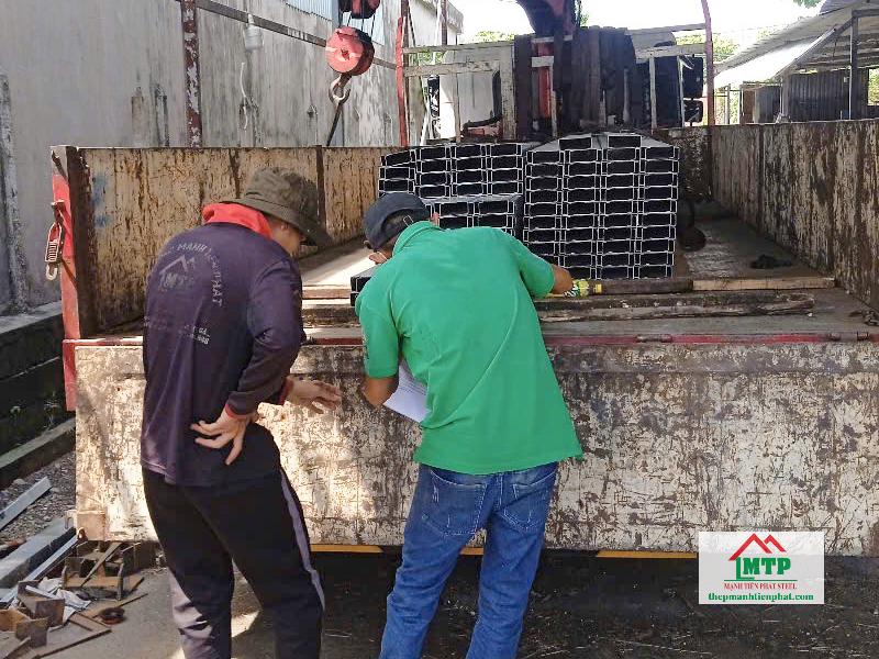 Giao 250 cây xà gồ C125x50 Hoa Sen cho công trình xưởng cơ khí tại Tân Phú Trung, Củ Chi