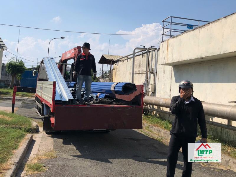 Giao 30 cây xà gồ C250x65 Hoa Sen và tôn lạnh màu cho công ty xử lý nước thải tại Hiệp Phước, Nhà Bè