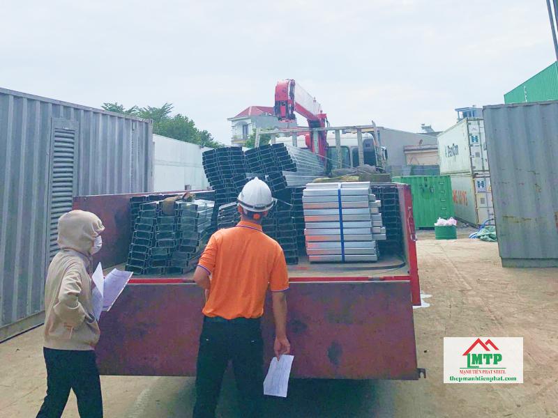 Giao 800m xà gồ C và nhiều quy cách, cắt theo yêu cầu đến công trình nhà máy tại Nhơn Đức, Nhà Bè