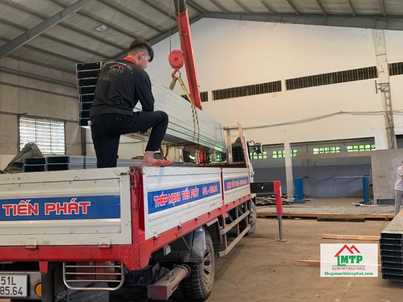 Vận chuyển 500m xà gồ C Hoa Sen C250x65 dày 2.5 ly cho nhà xưởng tại Long Thới, Nhà Bè