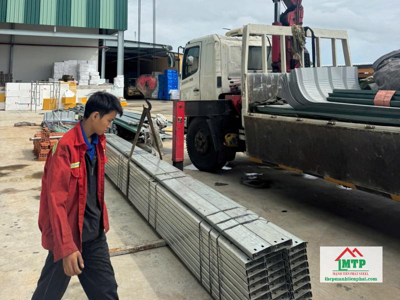 Giao 50 cây xà gồ C100x50 Hoa Sen đến công trình tại Bến Thành, Quận 1