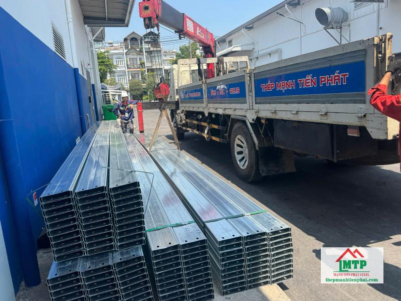 Giao 80 cây xà gồ C150x50 Hoa Sen đến công trình tại Tân Định, Quận 1