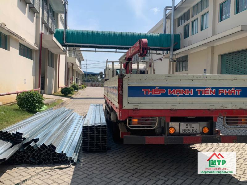Giao 60 cây xà gồ C180x50 Hoa Sen đến công trình văn phòng tại Nguyễn Thái Bình, Quận 1