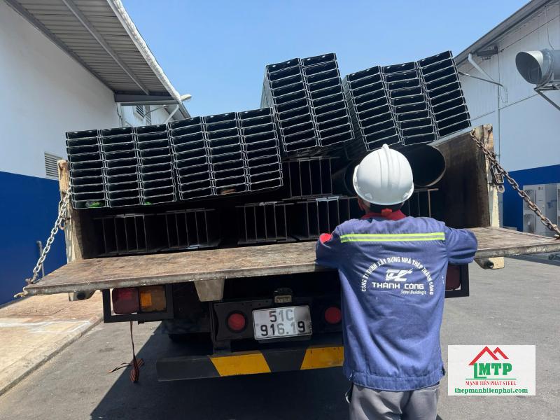 Giao 300 cây xà gồ C180x50 Hoa Sen dày 2.0 ly cho công ty tại khu vực Nguyễn Chí Thanh, Quận 10