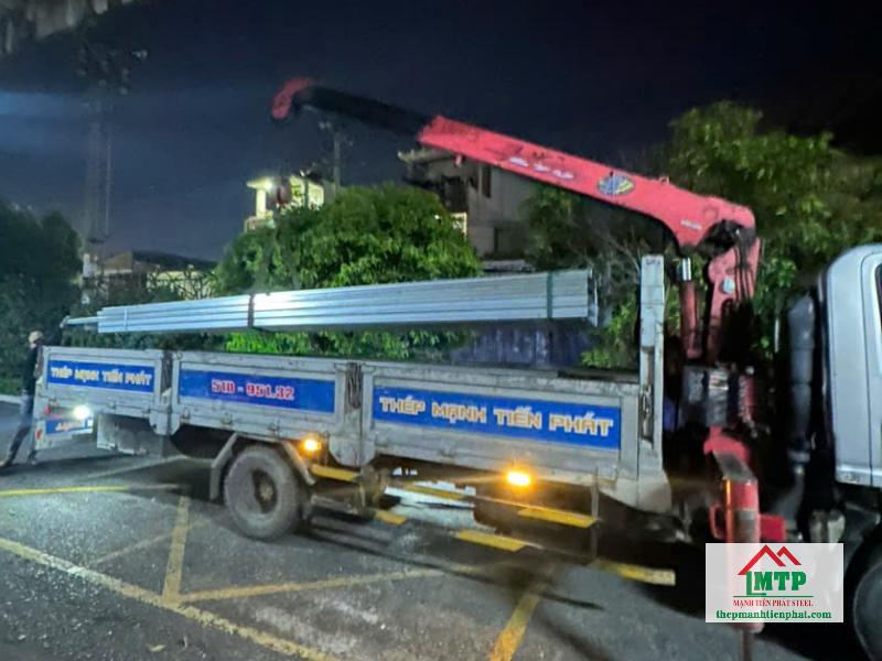 30 cây xà gồ C125x50 Hoa Sen 2.0 ly được Mạnh Tiến Phát giao đến công trình cải tạo tại khu dân cư Sư Vạn Hạnh, Quận 10