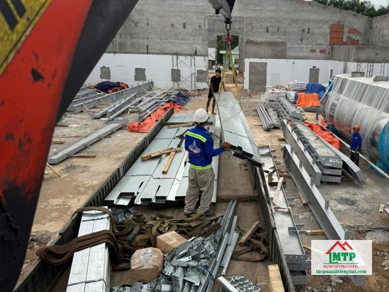 Giao 200 cây xà gồ Z150x62x68 Hoa Sen 1.8 ly đến công trình nhà xưởng tại Tân Thới Hiệp, Quận 12.