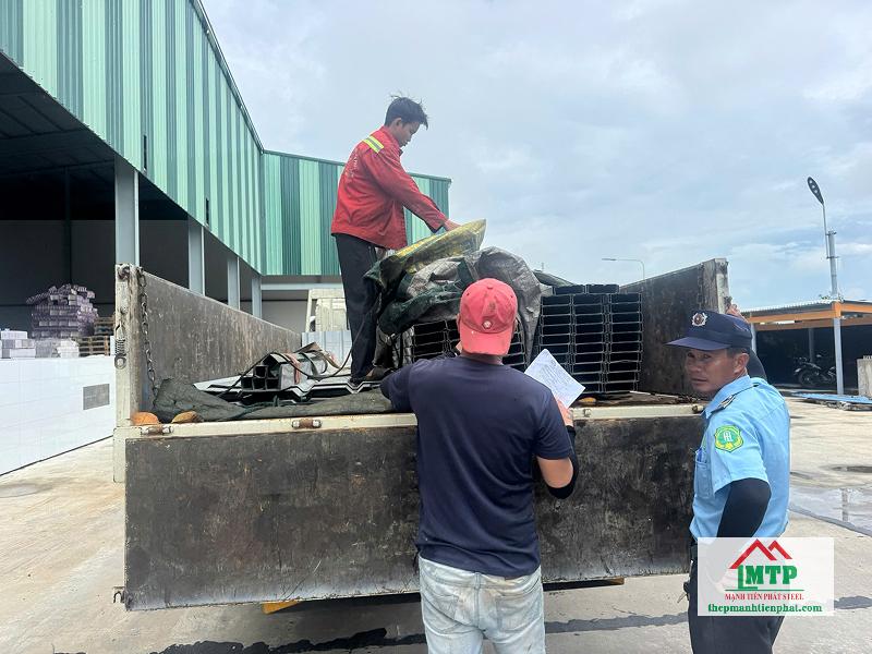 Bàn giao 150 cây xà gồ C45x125 Hoa Sen 2.0 ly cho công trình cải tạo mái nhà xưởng tại Tân Chánh Hiệp, Quận 12