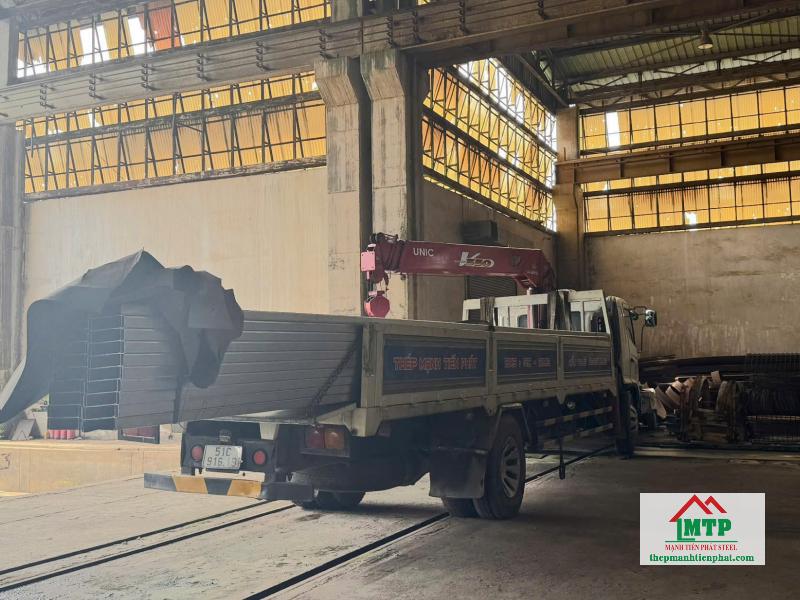 Giao 80 cây xà gồ C45x100 Hoa Sen độ dày 1.8 ly cho xưởng cơ khí sửa mái tại Thạnh Xuân, Quận 12