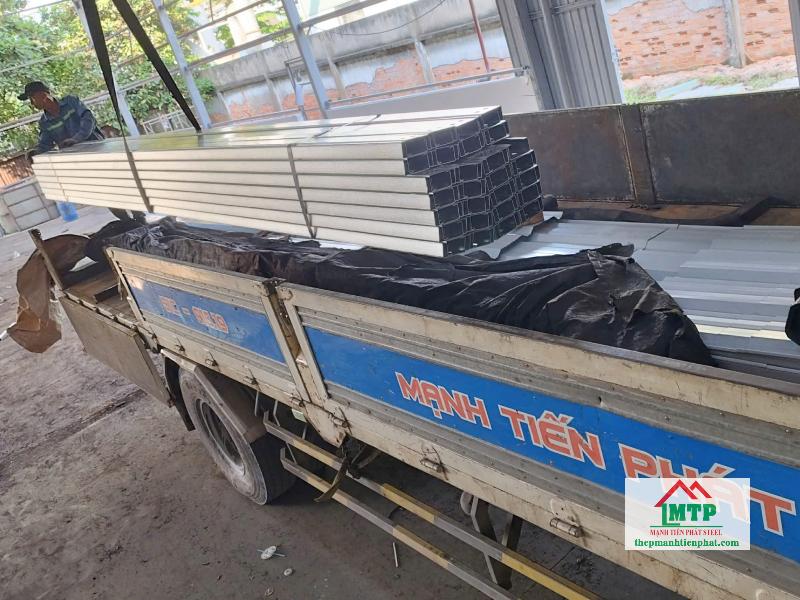 Giao 3 tấn xà gồ Hoa Sen C200x65 tại Quận 5 cho công trình mái nhà xưởng