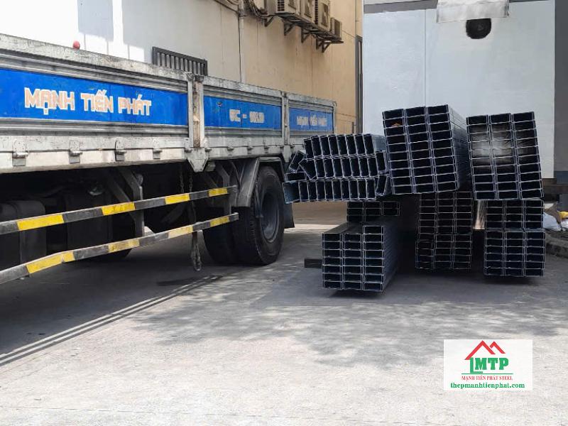 Giao 1.5 tấn xà gồ Hoa Sen C180x50 tại đường Nguyễn Trãi, Quận 5 cho công trình cải tạo